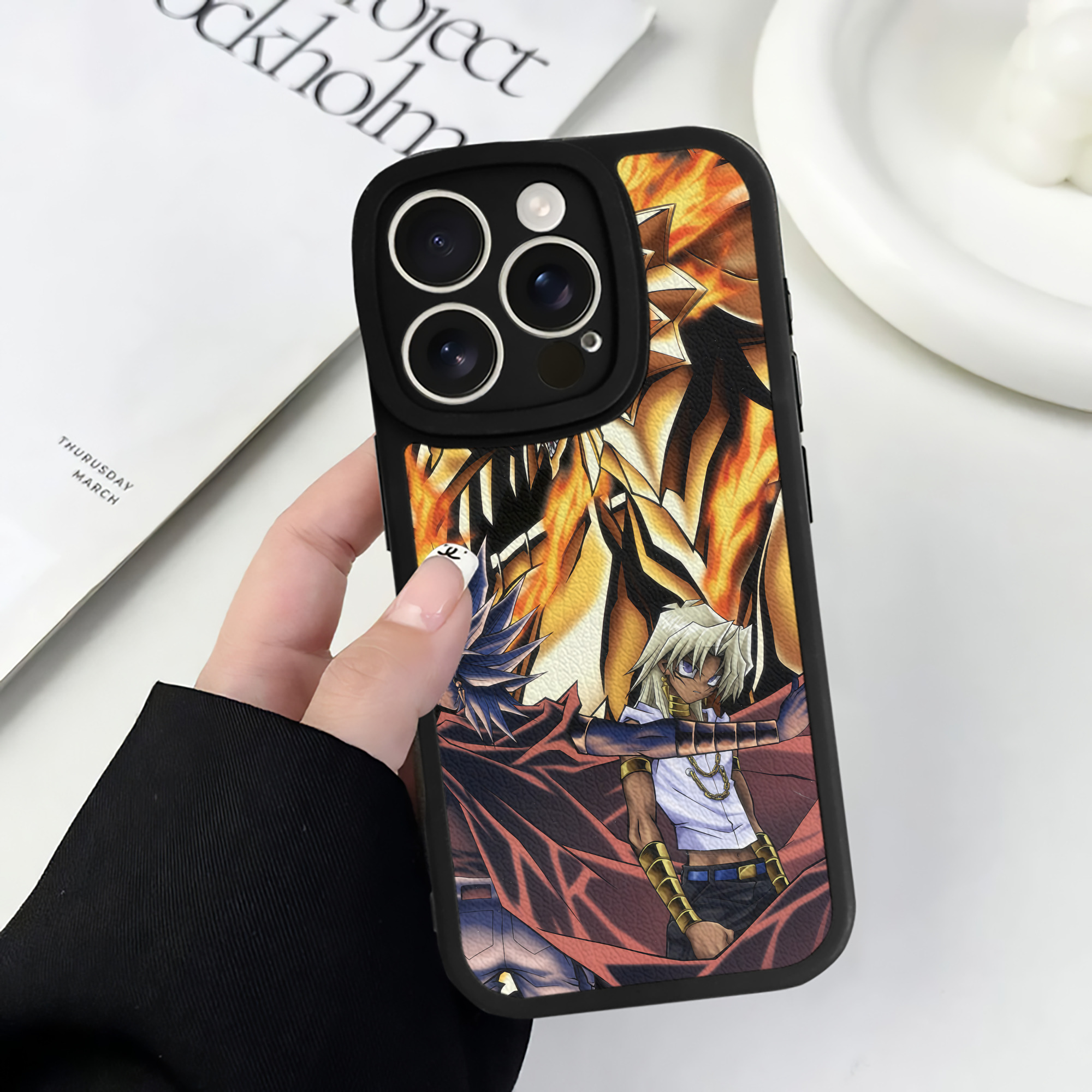 （画像用） 遊☆戯☆王 Yu-Gi-Oh! 【iPhone 16シリーズ対応】シリコンスマホケース（レザー調） 材質：シリコン